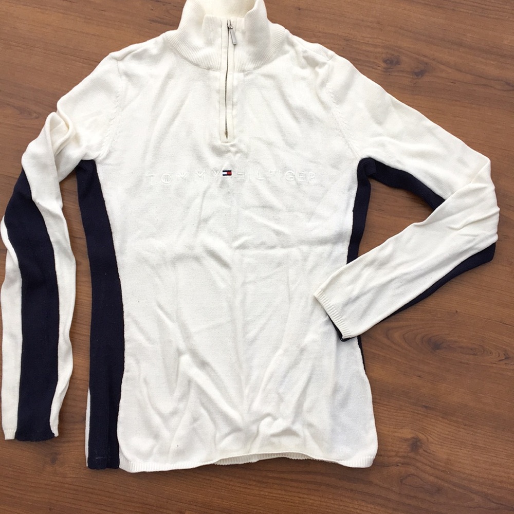 Zipped sweater w/ blue accents on side